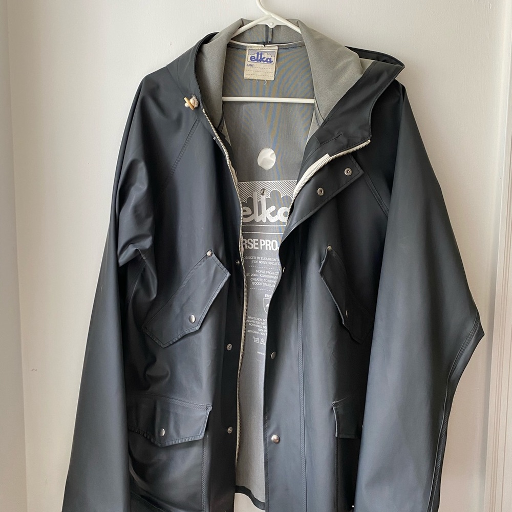 Norse Projects x Ella
Anker Gray hooded rain jacket